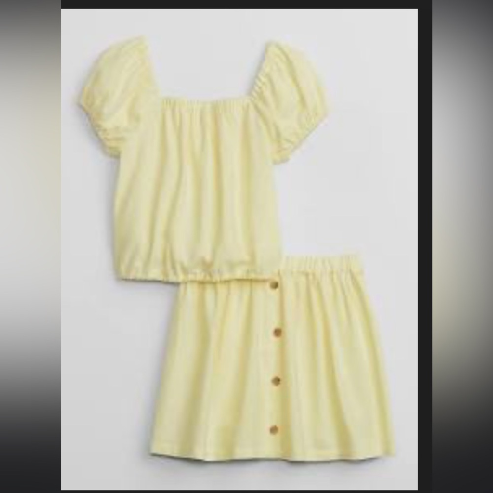 Never worn gap two piece skirt and top. Light yellow size 8